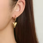 Pozłacane kolczyki damskie z gładkim wykończeniem